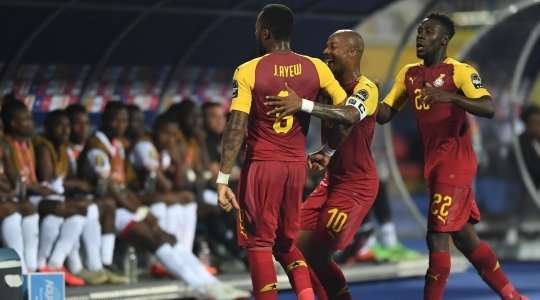 Vào - 2:1! Nuhu Kasim chuyền bóng như đặt cho Jordan Ayew (Ghana), người có một cú sút từ cự ly gần vào góc cao bên phải khung thành, đánh bại thủ môn.