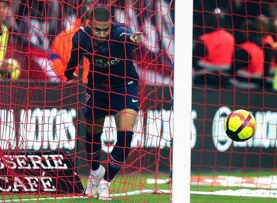 VÀO! Edinson Cavani đón quả tạt trong vòng cấm và đánh đầu về phía bên kia khung thành, nơi Kylian Mbappe (Paris SG) đang ẩn nấp và cầu thủ này dễ dàng chích bóng vào lưới. 2:1.