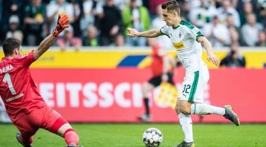 Vào! Florian Neuhaus (B. Monchengladbach) với đôi chân cực kỳ nhanh nhẹn và khả năng rê bóng xuất sắc đã liên tiếp vượt qua những pha truy cản của đối phương. Anh kết thúc với một cú sút từ trong vòng cấm, bóng bị đổi hướng sau khi chạm một cầu thủ khác và đánh bại thủ môn Jiri Pavlenka. Tỉ số được nâng lên 1:0.