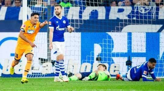Vào! Andrej Kramaric thể hiện nhãn quan tuyệt vời của mình với đường chuyền sắc sảo cho Nadiem Amiri (Hoffenheim). Cầu thủ này cũng chứng tỏ bản lĩnh của một sát thủ vòng cấm và dứt điểm gọn gàng từ cự ly gần vào lưới. Tỉ số là 1:4.