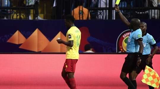 Joshua Bondo rút thẻ vàng cho Georges Constant Mandjeck (Cameroon), người hề ngạc nhiên vì pha tắc bóng của anh ấy quá rắn.