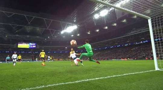 Bóng đã đi vào lưới! Serge Aurier thực hiện một đường căng ngang vào vòng cấm và ở phía bên kia, Jan Vertonghen (Tottenham) dứt điểm gọn gàng vào ngay giữa mành lưới. 2:0.