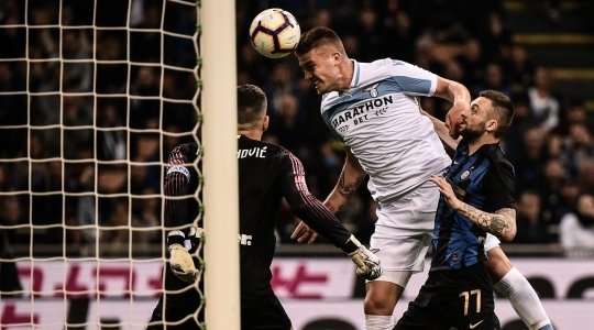 Luis Alberto thực hiện một quả tạt bổng đẹp mắt vào vòng cấm, nơi Sergej Milinkovic-Savic (Lazio) bật cao đánh đầu vào góc cao bên phải khung thành, đánh bại thủ môn. Tỉ số được nâng lên 0:1.