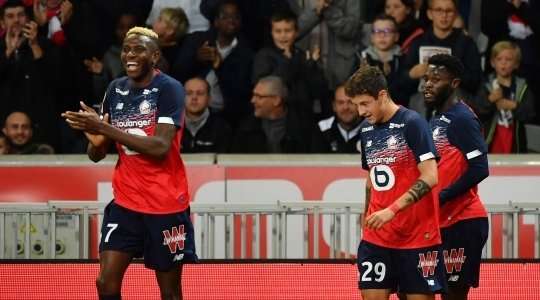 Vào! Victor Osimhen (Lille) đã có mặt đúng lúc đúng chỗ để lấy bóng bật ra trong vòng cấm, và anh ấy sút bóng đi chìm vào chính giữa mành lưới. Tỉ số là 2:2.