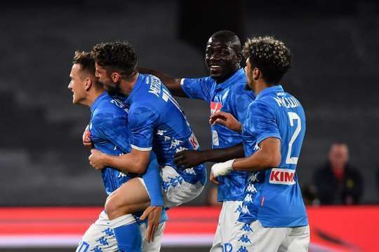Vào! Đường kiến tạo xuất sắc của Fabian Ruiz mở ra rất nhiều khoảng trống cho Piotr Zielinski (Napoli) ở ngoài rìa vòng cấm. Quan sát thấy thủ môn đang lên cao, cầu thủ này lạnh lùng tỉa bóng chính xác vào góc trên bên trái khung thành. Tỉ số là 1:0.