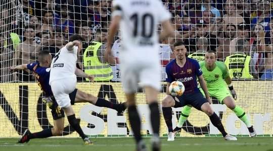 Vào! Kevin Gameiro (Valencia) nhận đường chuyền từ đồng đội và anh không hề do dự tung một cú sút không thể cản phá vào sát phía trong cột dọc bên phải.