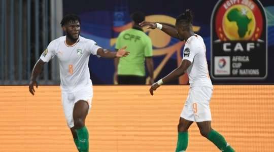 Vào! Wilfried Zaha (Bờ Biển Ngà) với một pha dứt điểm tuyệt vời trong vòng cấm. Anh ấy tạo khoảng trống cho mình sau khi khống chế gọn gàng một đường chuyền từ đồng đội và sút bóng vào góc thấp bên trái khung thành.