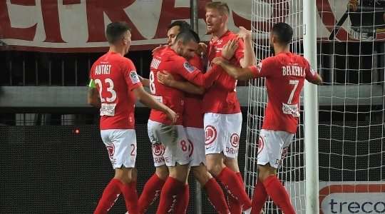 Một cú sút tuyệt vời! Julien Faussurier (Brest) thể hiện sự bình tĩnh tuyệt vời trong vòng cấm để tung một cú sút nhanh vào góc phải phía dưới. Tỉ số là 1:0.