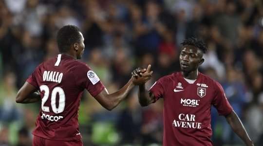 Habibou Mouhamadou Diallo (Metz) nhận bóng trong tư thế đối mặt với thủ môn sau một đường chuyền rất thông minh xuất phát từ Adama Traore. Dù phần nhiệm vụ của mình không hề dễ dàng, nhưng anh vẫn tự tin sút bóng làm tung lưới thủ môn đối phương.