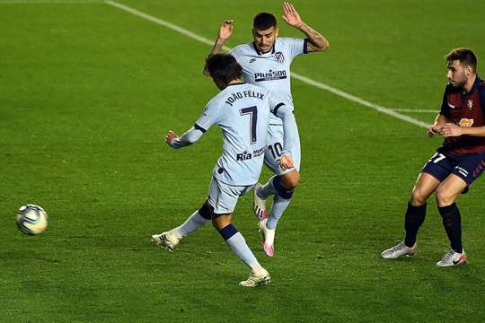 Vào! Joao Felix (Atl. Madrid) sút bóng bật ra vào góc phải phía trên sau khi bóng đến chỗ anh ấy trong vòng cấm. Tỉ số là 0:1.