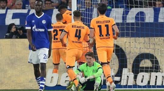 Vào! Ishak Belfodil treo bóng vào sâu trong vòng cấm kiến tạo cho Adam Szalai (Hoffenheim) ở một vị trí trống trải, và cú đánh đầu cận thành của cầu thủ này đã đưa bóng vượt qua tầm với của thủ môn đi vào góc thấp bên trái khung thành. Tỉ số là 1:3.