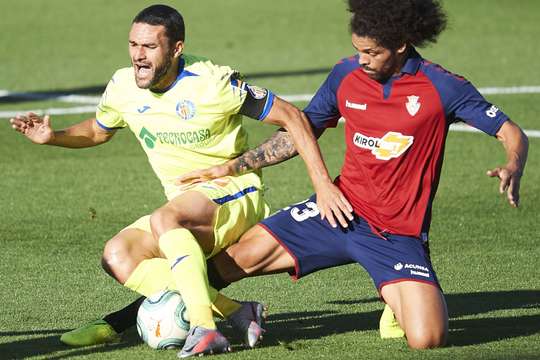 Aridane (Osasuna) đang thử thách sự kiên nhẫn của trọng tài Mario Melero Lopez và anh đã toại nguyện với một chiếc thẻ vàng cho pha phạm lỗi của mình.