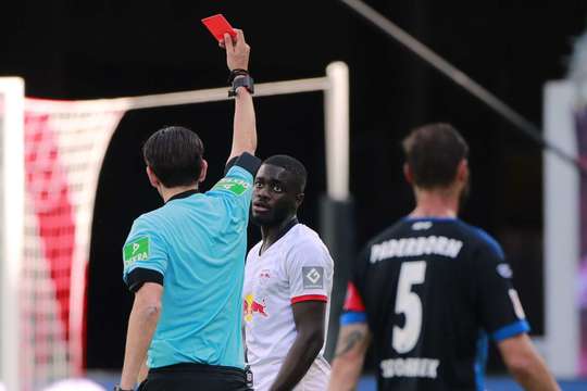 Dayot Upamecano (RB Leipzig) nhận một chiếc thẻ vàng từ tay của trọng tài chính, Deniz Aytekin. Và bởi vì nó là chiếc thứ hai trong trận đấu này, một chiếc thẻ đỏ được rút ra và Dayot Upamecano (RB Leipzig) bị đuổi.