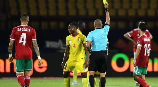 Tidjani Anaane (Benin) đang thử thách sự kiên nhẫn của trọng tài Helder De Carvalho và anh đã toại nguyện với một chiếc thẻ vàng cho pha phạm lỗi của mình.