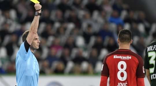 Luka Jovic (Eintracht Frankfurt) bị cảnh cáo bằng một chiếc thẻ vàng cho tình huống phạm lỗi trước đó.