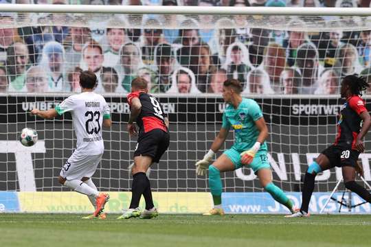Vào - 1:0! Jonas Hofmann (B. Monchengladbach) tung một cú sút từ rìa vòng cấm và ghi bàn vào góc trái phía dưới. Breel Embolo kiến tạo thành bàn.