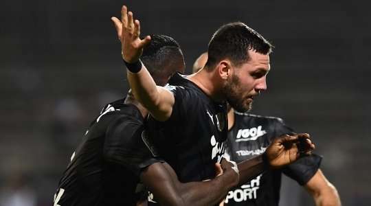 Vào! Arturo Calabresi (Amiens SC) đã có mặt đúng lúc đúng chỗ để lấy bóng bật ra trong vòng cấm, và anh ấy sút bóng đi chìm vào chính giữa mành lưới. Tỉ số là 1:1.