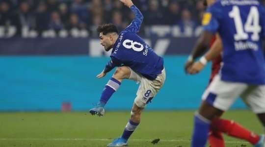 Suat Serdar (Schalke) đón bóng trống trải và từ rìa vòng cấm tung một cú sút bị làm chệch hướng và vượt qua Zackary Steffen không thể làm gì được. 3:2.