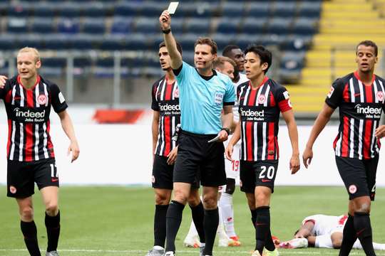 Trọng tài chính Felix Brych có vẻ như sẽ không bỏ qua bất kì hành vi tranh cãi nào. Sebastian Rode (Eintracht Frankfurt) bị phạt một chiếc thẻ vàng vì nói quá nhiều.