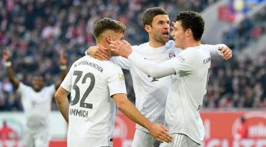 VÀO! Một pha kiến tạo xuất sắc của Thomas Muller, người đóng vai trò then chốt trong việc tổ chức tấn công. Anh ấy dọn cỗ cho Joshua Kimmich (Bayern Munich), người đánh bại Zackary Steffen với một cú sút tuyệt vời vào bên phải mành lưới. 0:1.