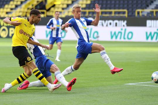 Achraf Hakimi (Dortmund) nhận một đường chuyền xuất sắc trong vòng cấm nhưng anh lại bỏ lỡ cơ hội khi để cú sút của mình đi chệch cột dọc bên phải trong gang tấc.