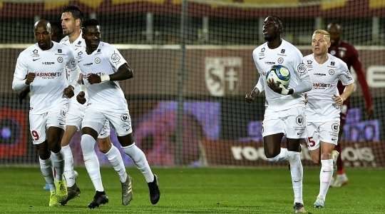 Solomon Sambia (Montpellier) tìm thấy khoảng trống bên trong vòng cấm để đón một quả tạt đẹp mắt và tung cú sút làm tung nóc lưới khung thành đối phương. Một nỗ lực rất ấn tượng.