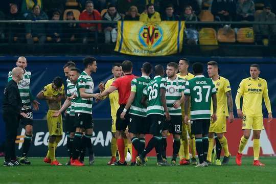 Pavel Kralovec thổi còi và Jefferson (Sporting) bị rút thẻ vàng thứ hai vì pha phạm lỗi của mình. Huấn luyện viên sẽ không khen ngợi anh ấy và các đồng đội cũng vậy. Rời sân, anh ấy có nhiều thời gian để suy nghĩ về nó.