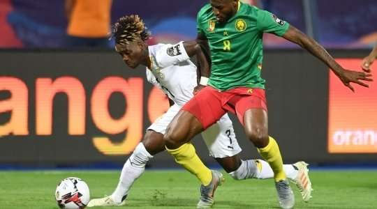 Christian Atsu (Ghana) vào bóng rất quyết liệt, và trọng tài thổi phạt anh vì pha tranh chấp phạm luật.