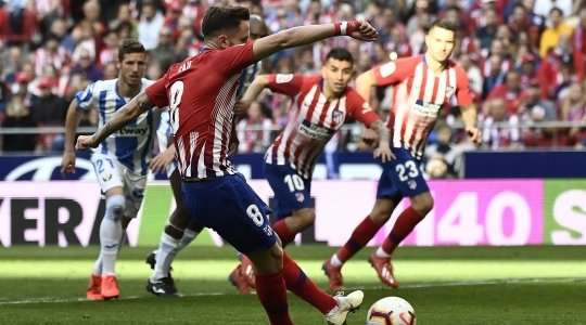 Vào! Saul (Atl. Madrid) đã có mặt đúng lúc đúng chỗ để lấy bóng bật ra trong vòng cấm, và anh ấy sút bóng đi chìm vào phía trong cột dọc bên trái. Tỉ số là 1:0.