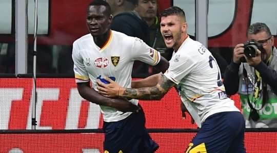 Vào 1:1! Khouma Babacar (Lecce) đệm bóng thành bàn từ cự li gần sau khi bóng bật ra tới hướng di chuyển của anh ấy.