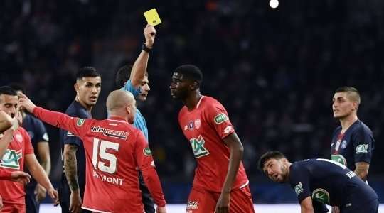 Senou Coulibaly (Dijon) bị rút thẻ vàng.