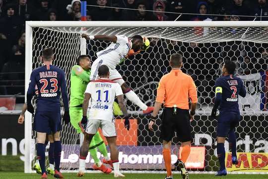 Moussa Dembele (Lyon) bật lên đánh đầu hiểm hóc sau một quả tạt và đưa bóng vào lưới trong sự bất lực của thủ môn.