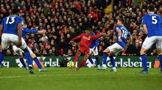 Vào! Roberto Firmino là người kiến tạo với một đường chuyền sắc lẹm cho Georginio Wijnaldum (Liverpool). Cầu thủ này che bóng khéo léo trong vòng cấm trước khi tung ra cú sút nhanh, đưa bóng đi thẳng vào góc thấp bên phải khung thành, nâng tỉ số lên 5:2. Tuyệt vời!