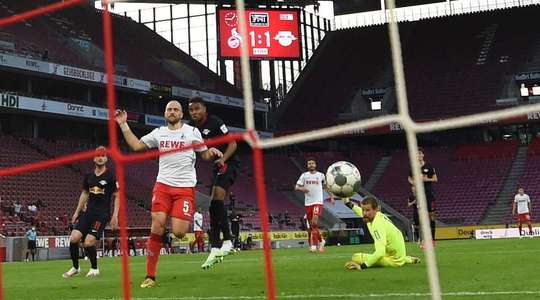 Konrad Laimer thực hiện một đường chuyền gọn gàng rất đúng tầm di chuyển của Christopher Nkunku (RB Leipzig), người đã rất sẵn sàng và tung một cú sút căng làm tung lưới khung thành đối phương! Tỉ số là 1:2.