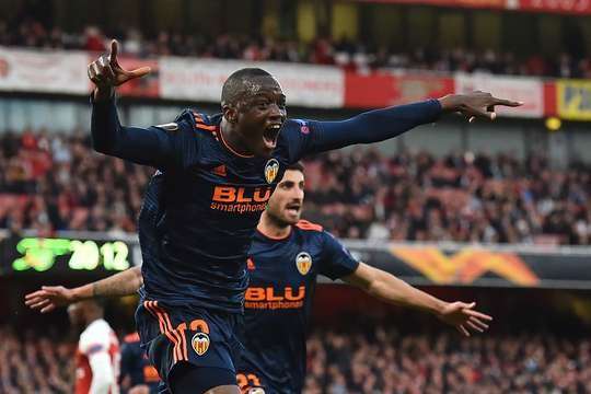 Vào rồi! Mouctar Diakhaby (Valencia) bức tốc vào vòng cấm và chọn đúng điểm rơi sau đường căng ngang của Rodrigo trước khi dứt điểm cận thành đẹp mắt vào góc cao bên trái khung thành. Tỉ số là 0:1.