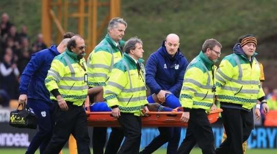 Sol Bamba được thay ra vì chấn thương. Neil Warnock trao cơ hội cho Bruno Ecuele Manga (Cardiff).