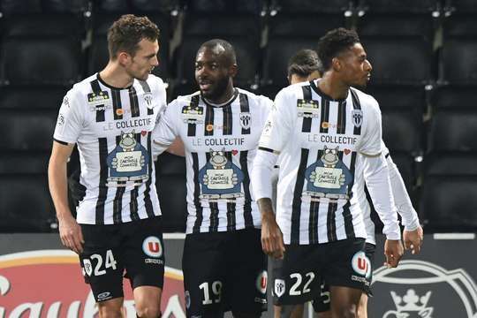 Vào! Cheikh N'Doye thực hiện một đường lob bóng gọn gàng vào vòng cấm cho Stephane Bahoken (Angers), người đã chiến thắng trong pha không chiến với hậu vệ đối phương trước khi đánh đầu vào chính giữa khung thành từ cự ly gần. Tỉ số là 1:0.