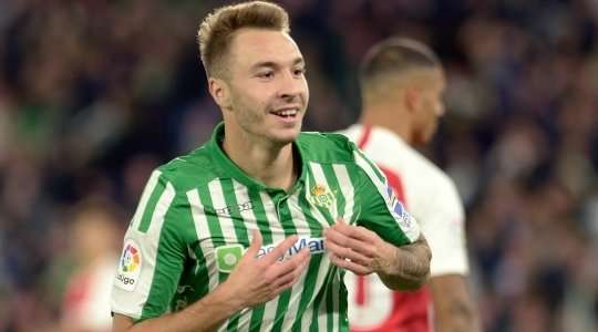 Vào! Loren Moron (Betis) tung một cú sút một chạm trong vòng cấm và đánh bại thủ môn đối phương. Bóng đi vào thẳng vào nóc lưới. 1:1.