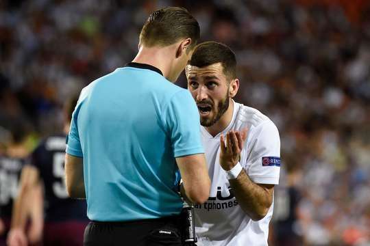 Jose Gaya (Valencia) bị phạt một chiếc thẻ vàng. Trọng tài không hề khoan dung với anh ấy.