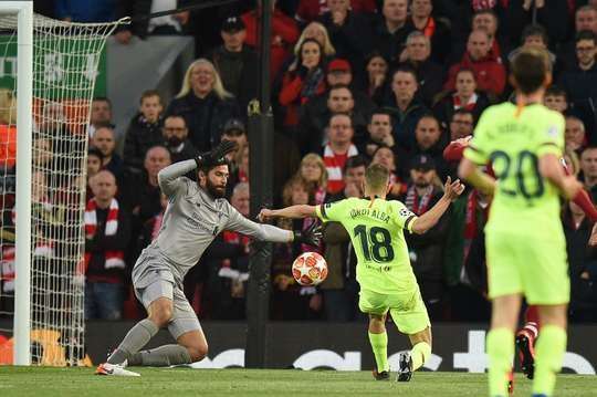 Jordi Alba (Barcelona) suýt nữa ghi bàn. Anh ấy đón một đường chuyền trong vòng cấm, và lẽ ra phải dứt điểm tốt hơn thay vì sút thẳng vào thủ môn Alisson.