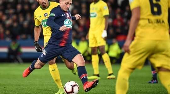 Vào! Kylian Mbappe là người kiến tạo với một đường chuyền sắc lẹm cho Marco Verratti (Paris SG). Cầu thủ này che bóng khéo léo trong vòng cấm trước khi tung ra cú sút nhanh, đưa bóng đi thẳng vào góc thấp bên trái khung thành, nâng tỉ số lên 1:0. Tuyệt vời!