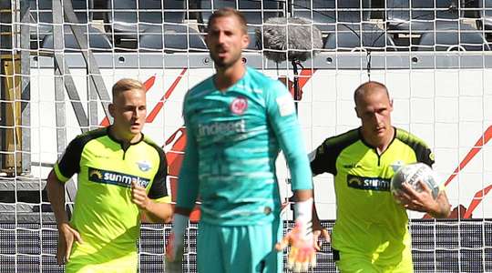 Sven Michel (Paderborn) xâm nhập vòng cấm trước khi nhận một đường chuyền tuyệt vời của đồng đội và tung một cú sút chuẩn xác để đánh bại thủ môn. Quả bóng bay vào góc thấp bên trái khung thành.