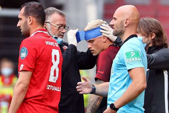 Philipp Max (Augsburg) đang yêu cầu trợ giúp y tế và trọng tài đã cho dừng trận đấu để các bác sĩ vào sân.