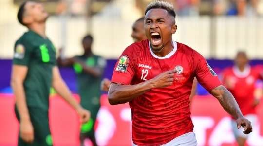 Vào! Một sai lầm từ hàng phòng ngự đã biếu không một cơ hội cho Lalaina Nomenjanahary (Madagascar). Cầu thủ này đã rất bình tĩnh và dễ dàng đệm bóng vào lưới từ cự li gần. 1:0.