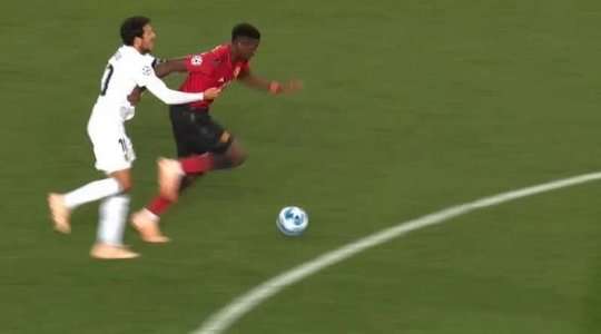 Daniel Parejo (Valencia) không mong gì hơn ngoài một chiếc thẻ vàng sau tình huống phạm lỗi vừa rồi và trọng tài đã cho anh toại nguyện.