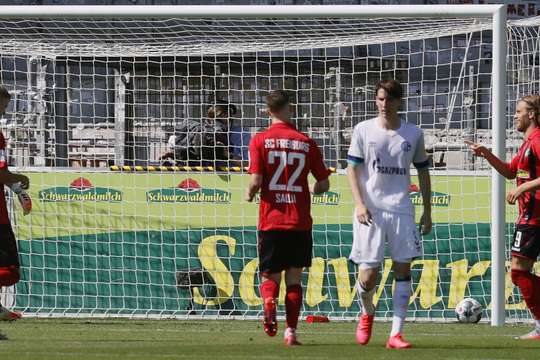 Lucas Holer (Freiburg) nhận một đường chuyền sát thủ, đặt anh vào thế đối mặt với thủ môn và anh đã bình tĩnh đưa bóng vào lưới.