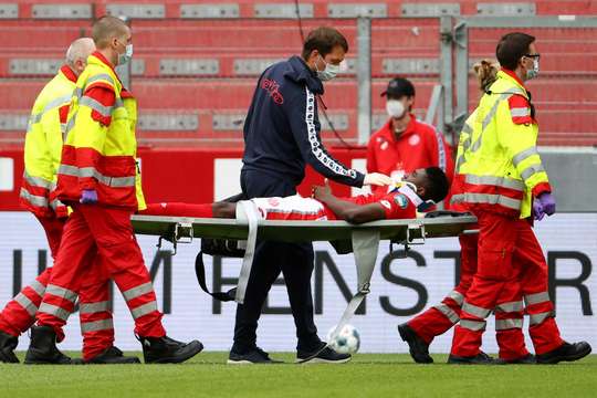 Achim Beierlorzer buộc phải có sự thay đổi. Taiwo Awoniyi (Mainz) không thể tiếp tục thi đấu vì chấn thương, Karim Onisiwo vào sân.