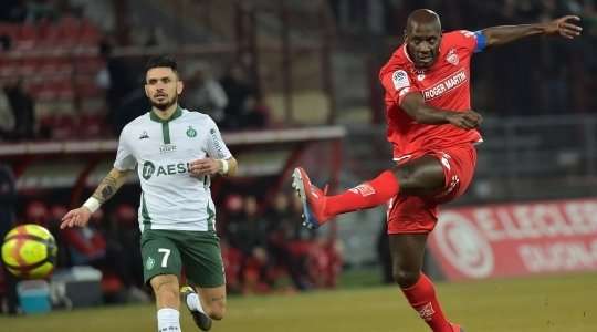 Julio Tavares (Dijon) rê dắt bóng rất khéo léo trong vòng cấm trước khi anh tung ra cú sút về phía khung thành. Thủ môn được một phen tung người hạn hán lời, nhưng rất may là bóng đã đi sượt qua mé ngoài cột dọc bên trái.