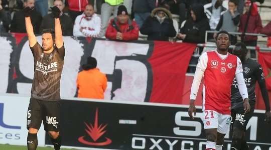 Vào! Jordan Ferri (Nimes) tung một cú sút một chạm trong vòng cấm và đánh bại thủ môn đối phương. Bóng đi vào phía trong cột dọc bên trái. 0:1.