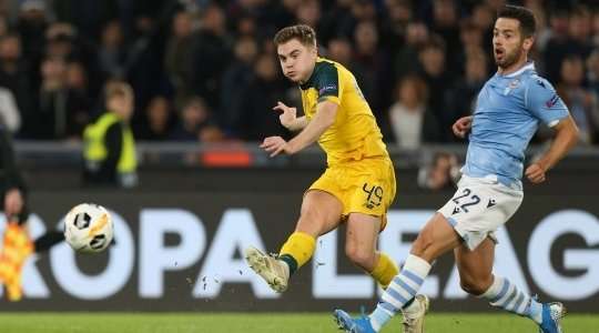 James Forrest (Celtic) nhận một đường chuyền thú vị bên trong vòng cấm và anh sút bóng lọt qua thủ môn vào lưới. Một pha dứt điểm xuất sắc!